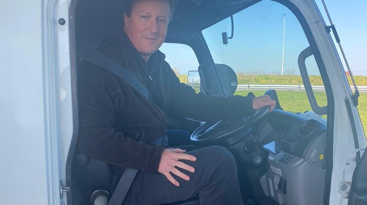 El ex primer ministro, David Cameron, camino de la frontera con Polonia