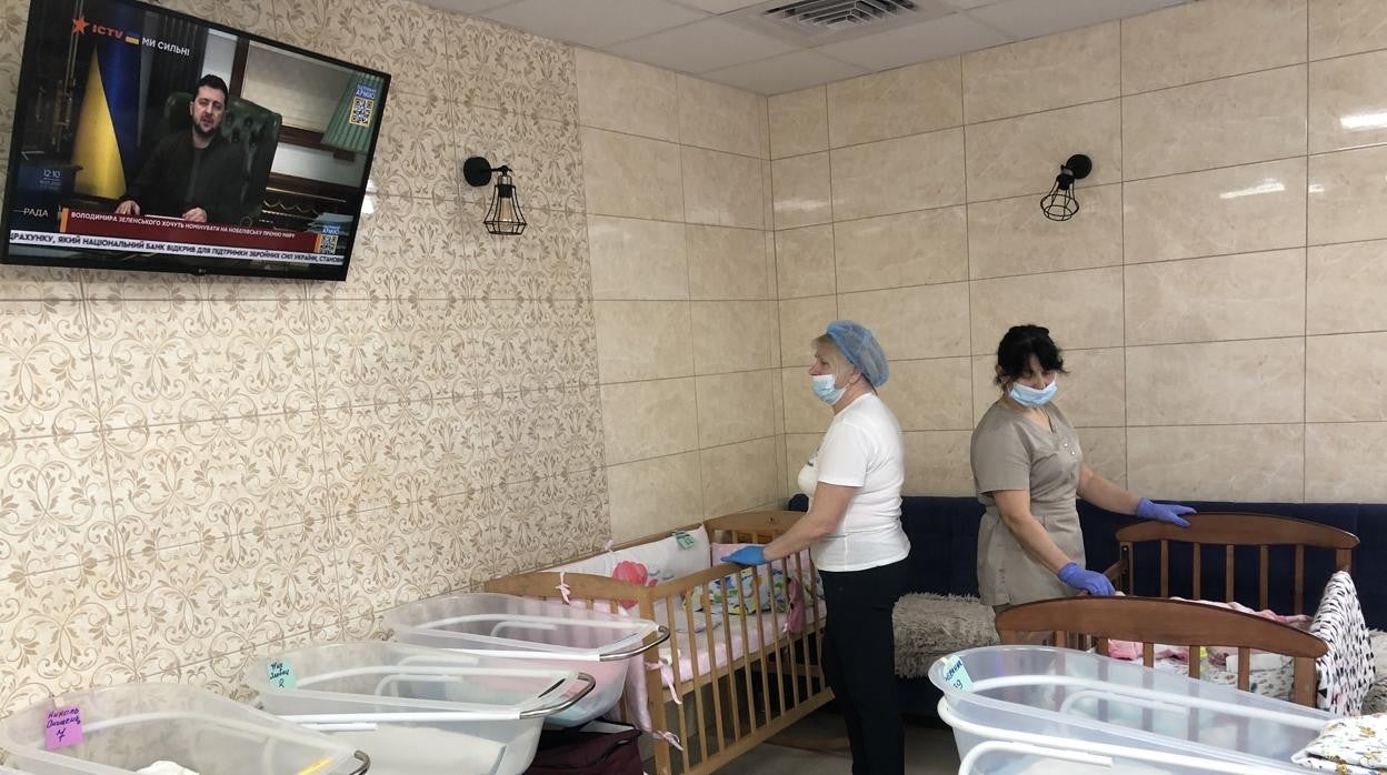 Clínica improvisada en un bajo de Kiev donde 17 bebés nacidos en vientres de alquiler esperan la llegada de sus padres o una salida segura a países vecinos.
