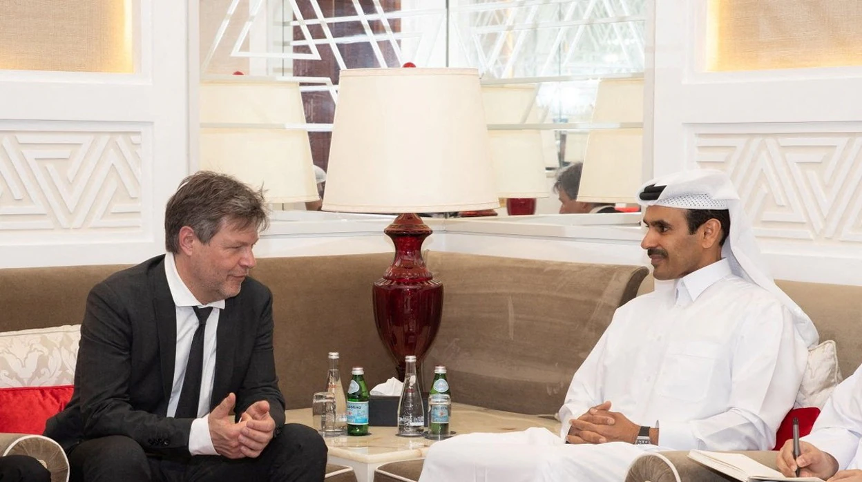 Robert Habeck (izq.), durante la reunión con el ministro de Energía de Catar, Saad Sharida al-Kaabi (der.)