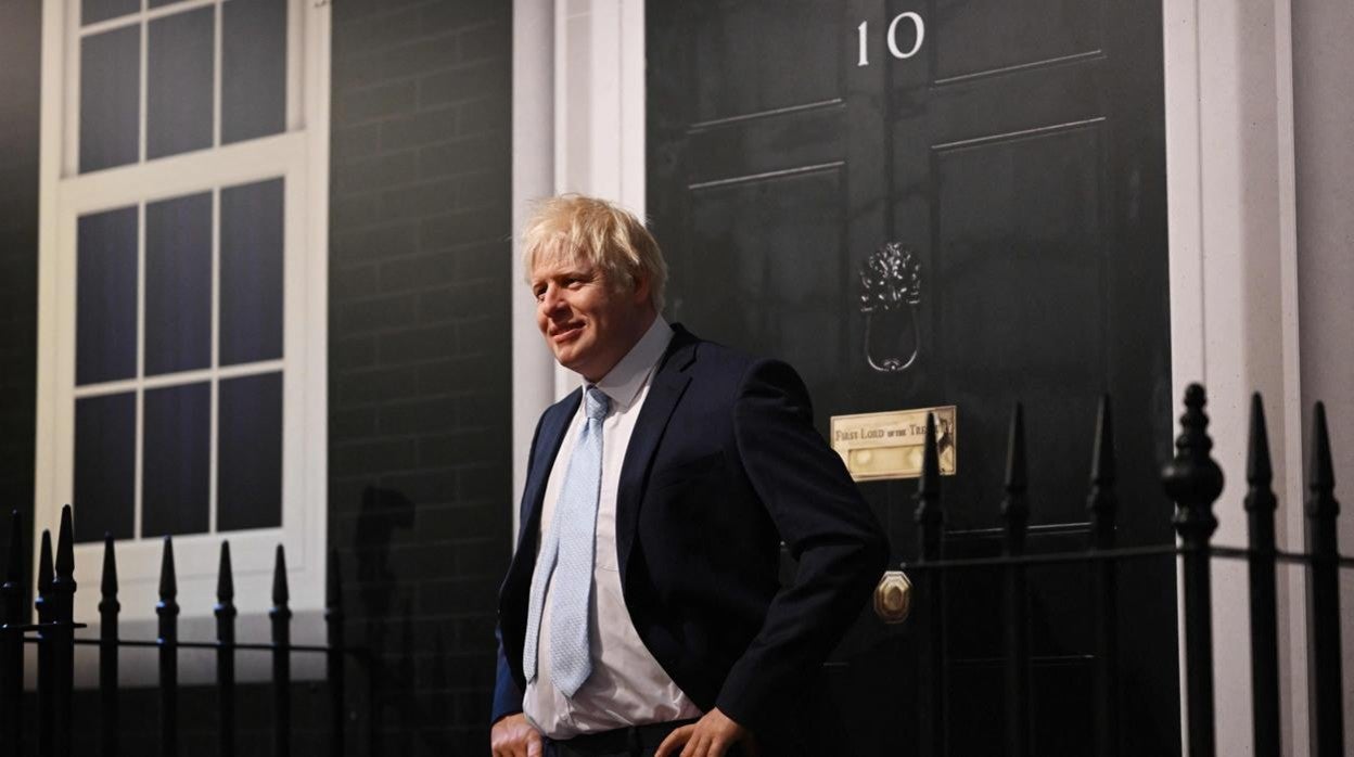 Una figura de cera del primer ministro británico, Boris Johnson, durante una sesión fotográfica para su inauguración, en Madam Tussaud's en Blackpool