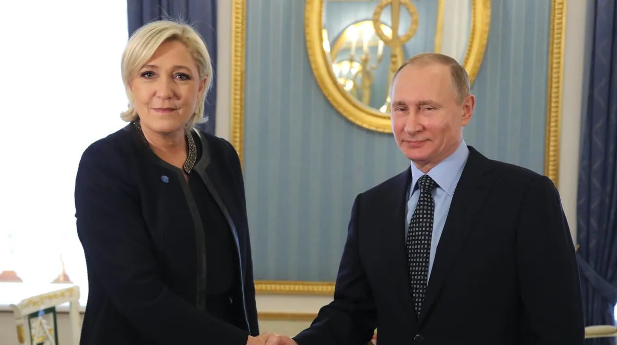 La candidata ultranacionalista a la presidencia de Francia, Marine Le Pen (i), se reúne con el presidente ruso, Vladimir Putin en una imagen de archivo
