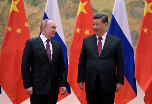 El presidente de Rusia, Vladímir Putin, junto al presidente de China, Xi Jinping