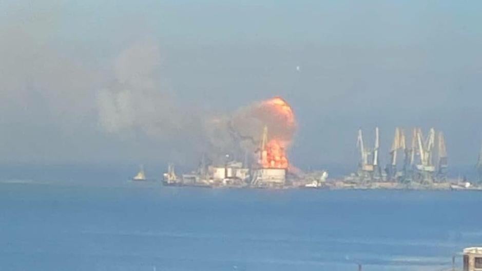 La Armada de Ucrania asegura haber destruido un buque de desembarco ruso en el puerto de Berdyansk