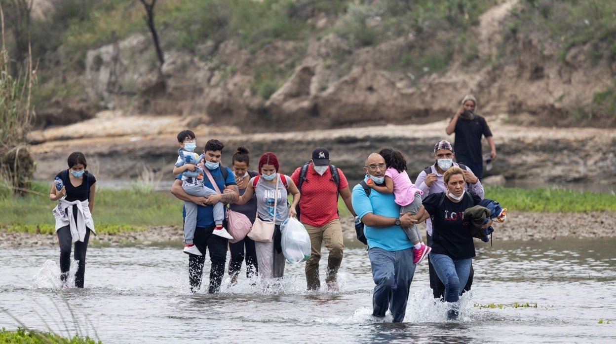Unos 140.000 venezolanos han entrado en Estados Unidos desde 2020 por la frontera de México. En la imagen, un grupo de ellos cruza el Río Grande