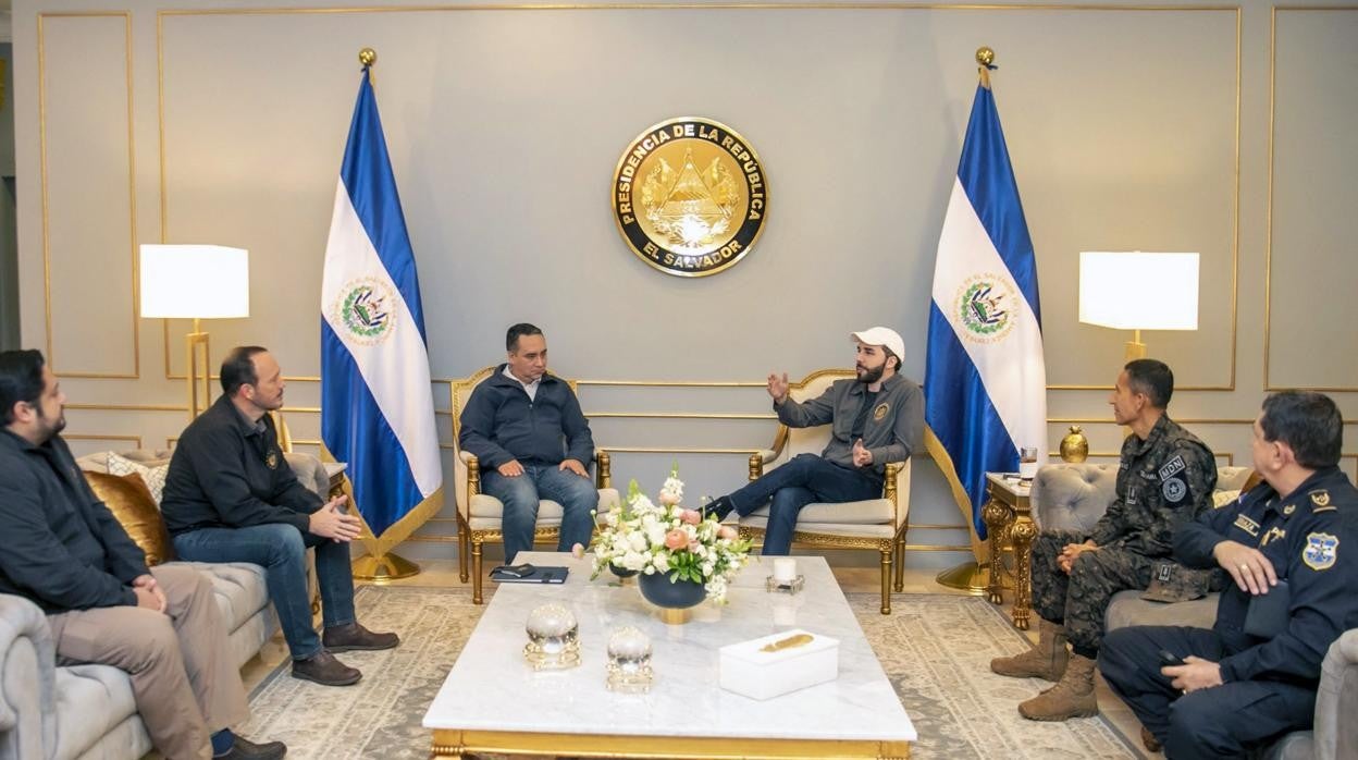 El presidente Nayib Bukele, reunido con su gabinete