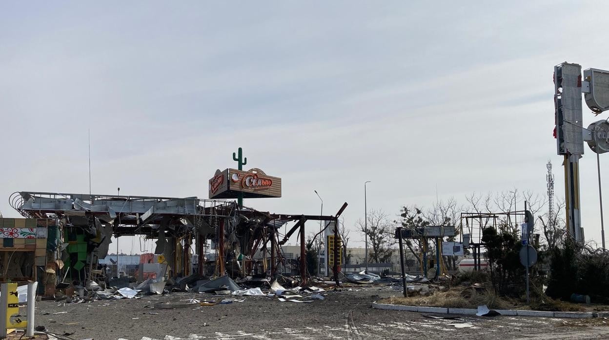 Impactos, coches de strozados, árboles derribados y edificios bombardeados se extienden al noroeste de Kiev