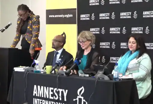 Agnès Callamard, en el centro, este lunes durante la presentación del informe anual de Amnistía Internacional en Johannesburgo