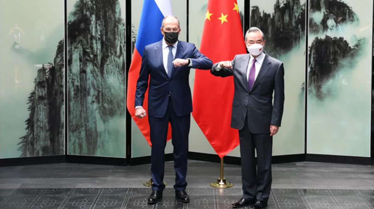 Lavrov con su homólogo chino Wang Yi
