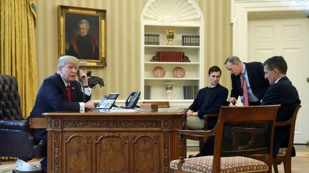 Trump mantiene una llamada en el Despacho Oval de la Casa Blanca