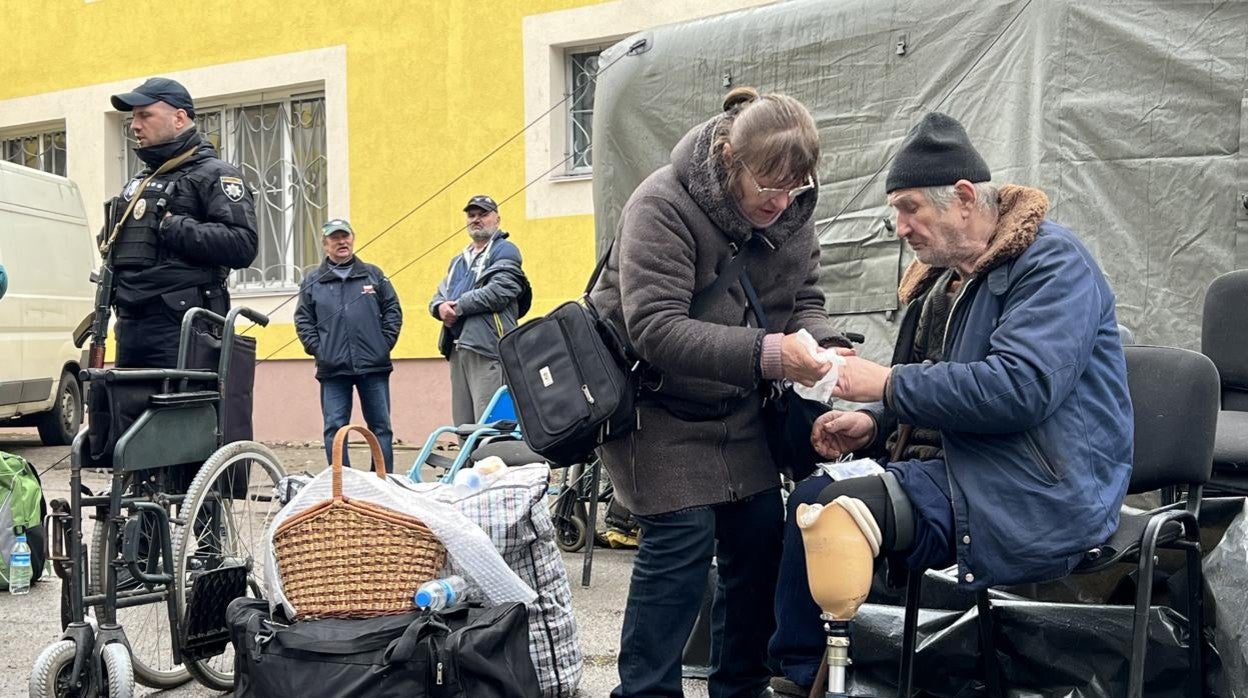 aleryi, de 64 años , con una pierna ortopédica ha tenido que abandonar junto a su mujer (de pie) su casa, en Bucha, por los bambardeos