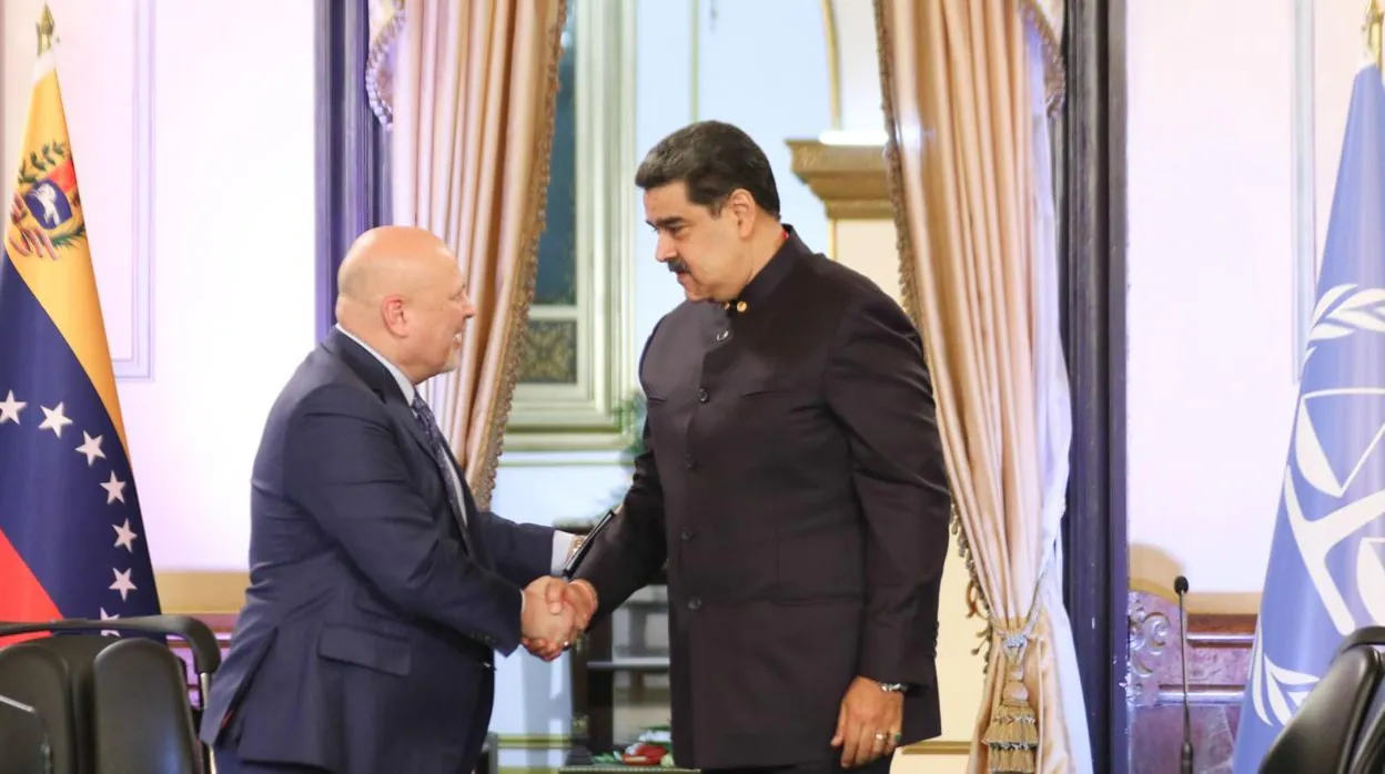 Nicolás Maduro con el fiscal del TPI, Karim Khan