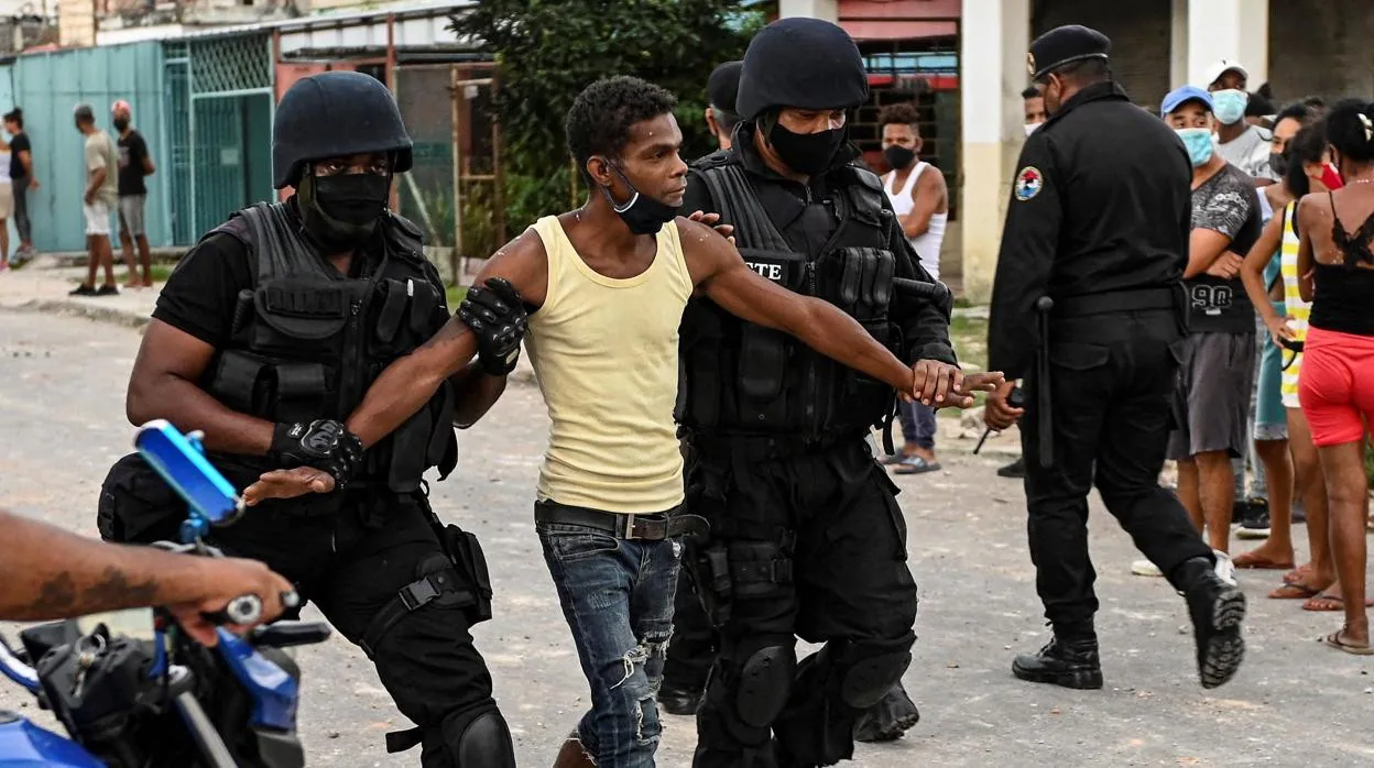Detención de un manifestante contra el régimen el pasado 12 de julio de Cuba