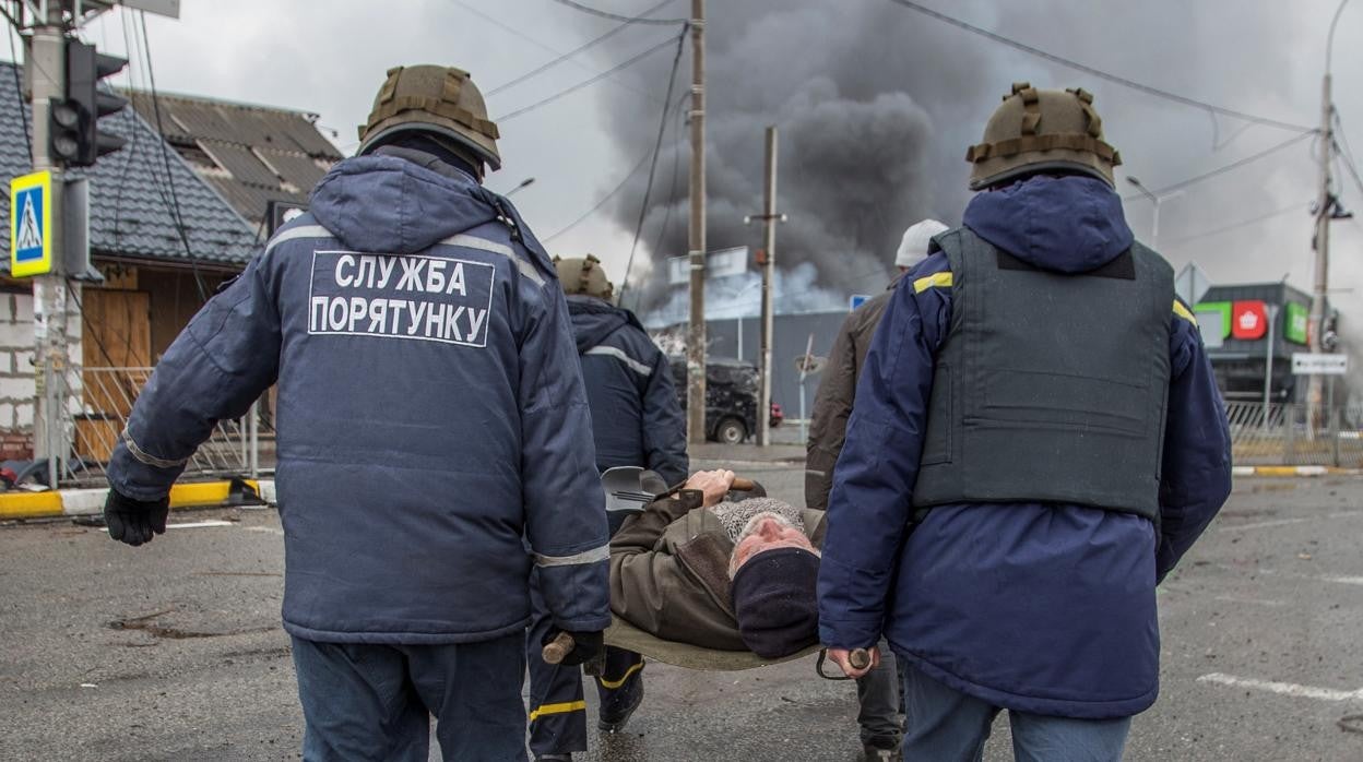 Los servicios ucranianos rescatan a un anciano víctima de los ataques rusos en Irpin