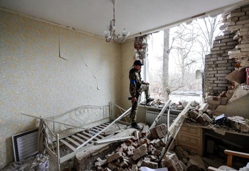 Un soldado ruso observa los destrozos en Irpin