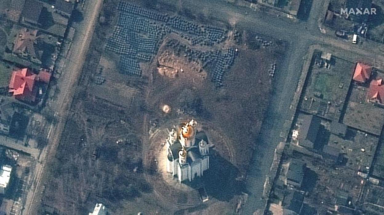 La imagen de satélite muestra una zanja de aproximadamente 13,7 metros de largo en la sección suroeste de la zona cerca de la Iglesia de San Andrés y Pyervozvannoho de todos los Santos, en Bucha, Ucrania, 31 de marzo de 2022