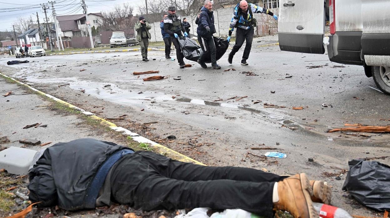 Un cuerpo en una de las calles de Bucha