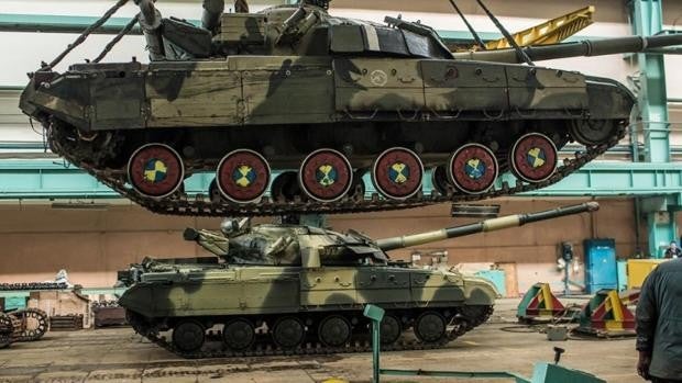 Así están reutilizando los ucranianos garajes y depósitos de chatarra para reparar los tanques dañados