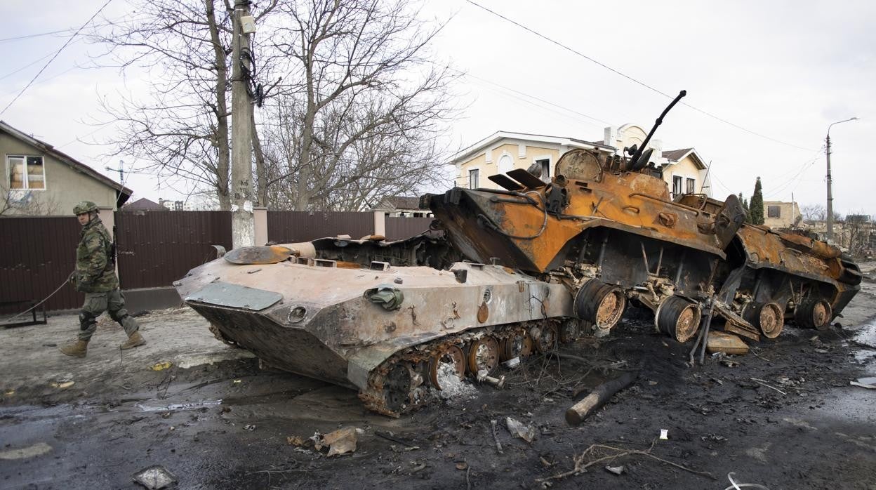 Carros blindados rusos destruidos en Bucha, a las afueras de Kiev