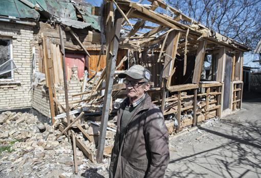 Anatoly, de 73 años, se ha encontrado con parte de su hogar destruido