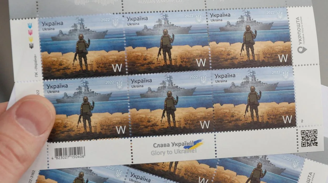 Los sellos con el soldado ucraniano de la Isla de las Serpientes y, de fondo, el buque ruso Moskva
