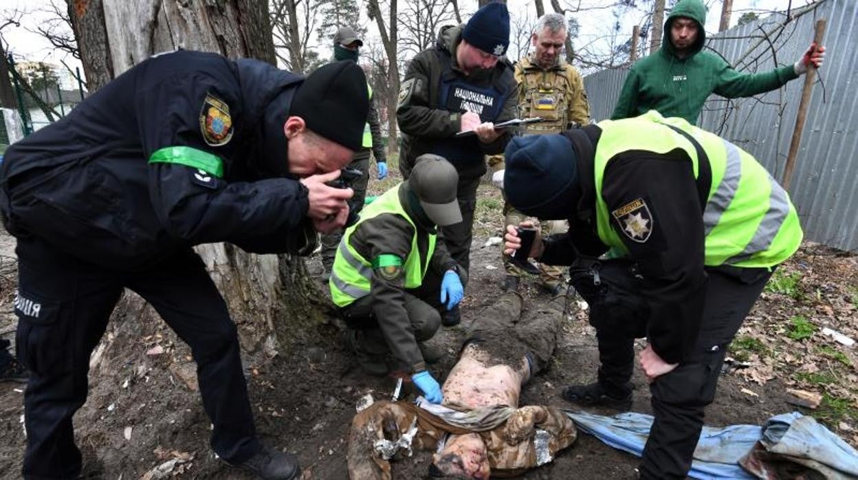 El cuerpo de un soldado ruso asesinado por las fuerzas ucranianas fue recuperado en una tumba improvisada en Bucha