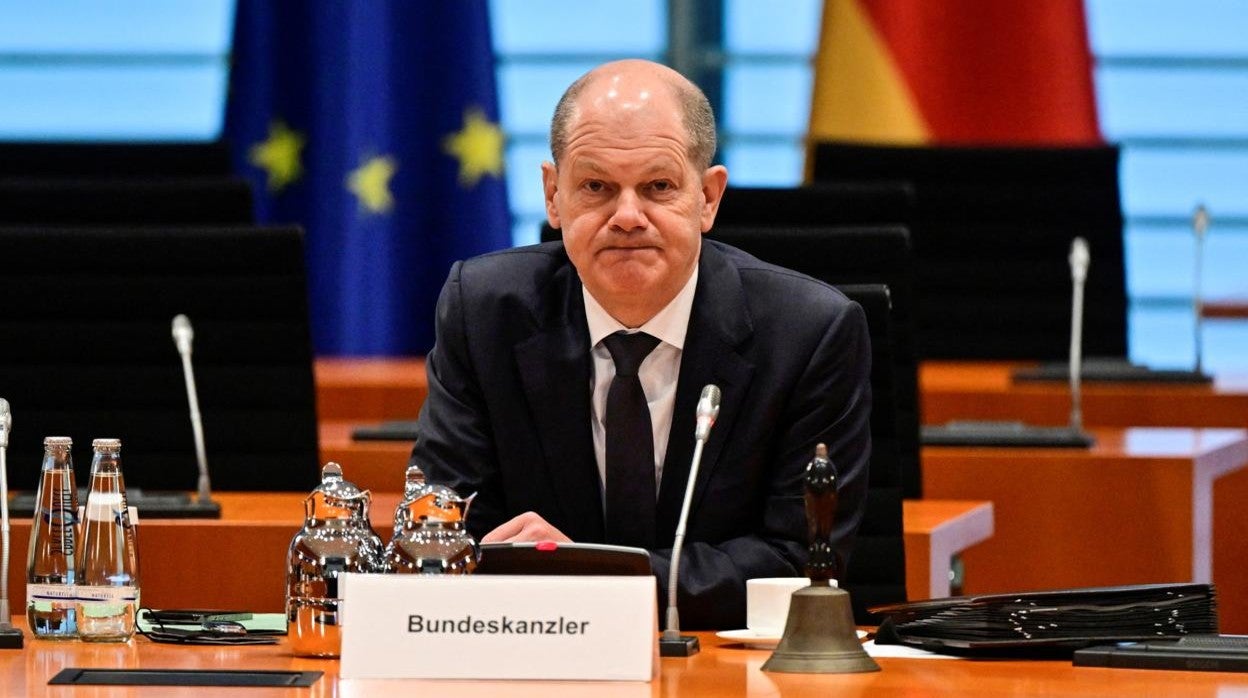 El canciller alemán Olaf Scholz espera antes de una reunión semanal del gabinete en la Cancillería en Berlín