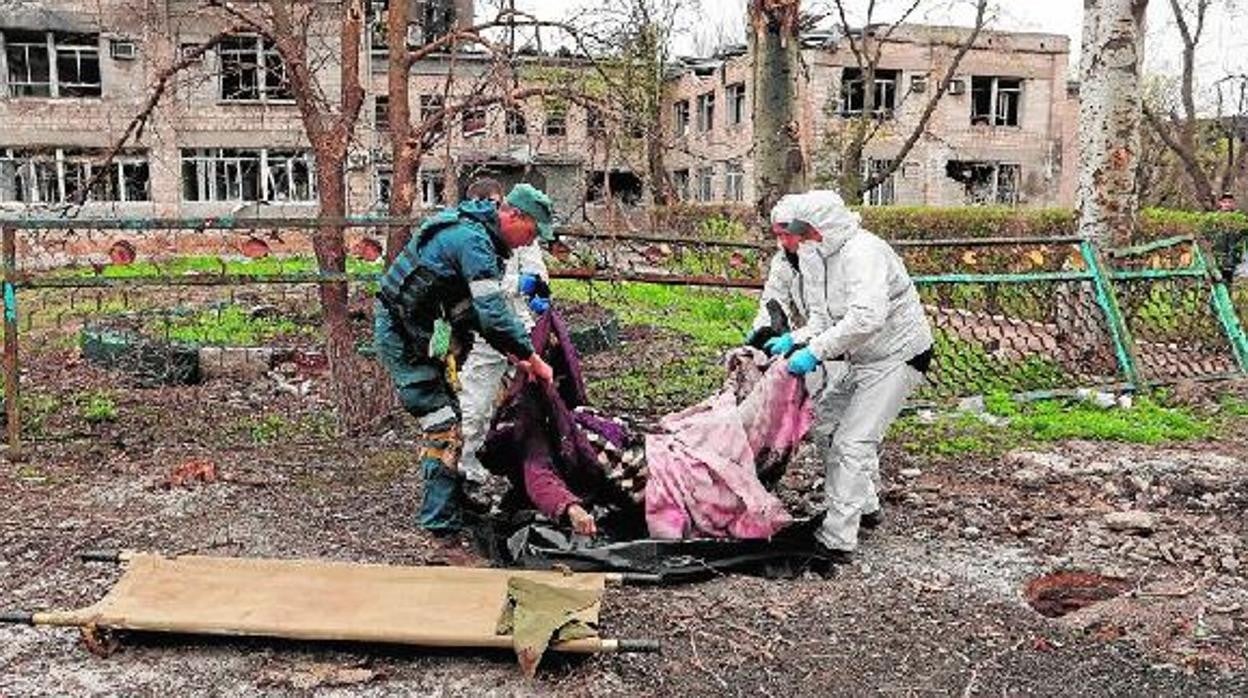 Traslado de un cadáver en Mariúpol
