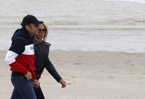 Macron y su mujer caminan por la playa de Le Touquet, durante la jornada de reflexión