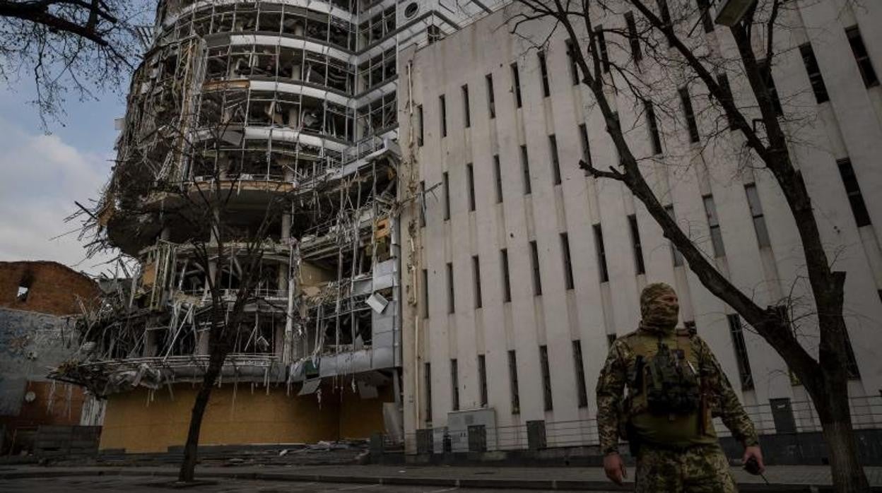 Fachada de un edificio comercial en Járkov afectado por impactos de proyectiles