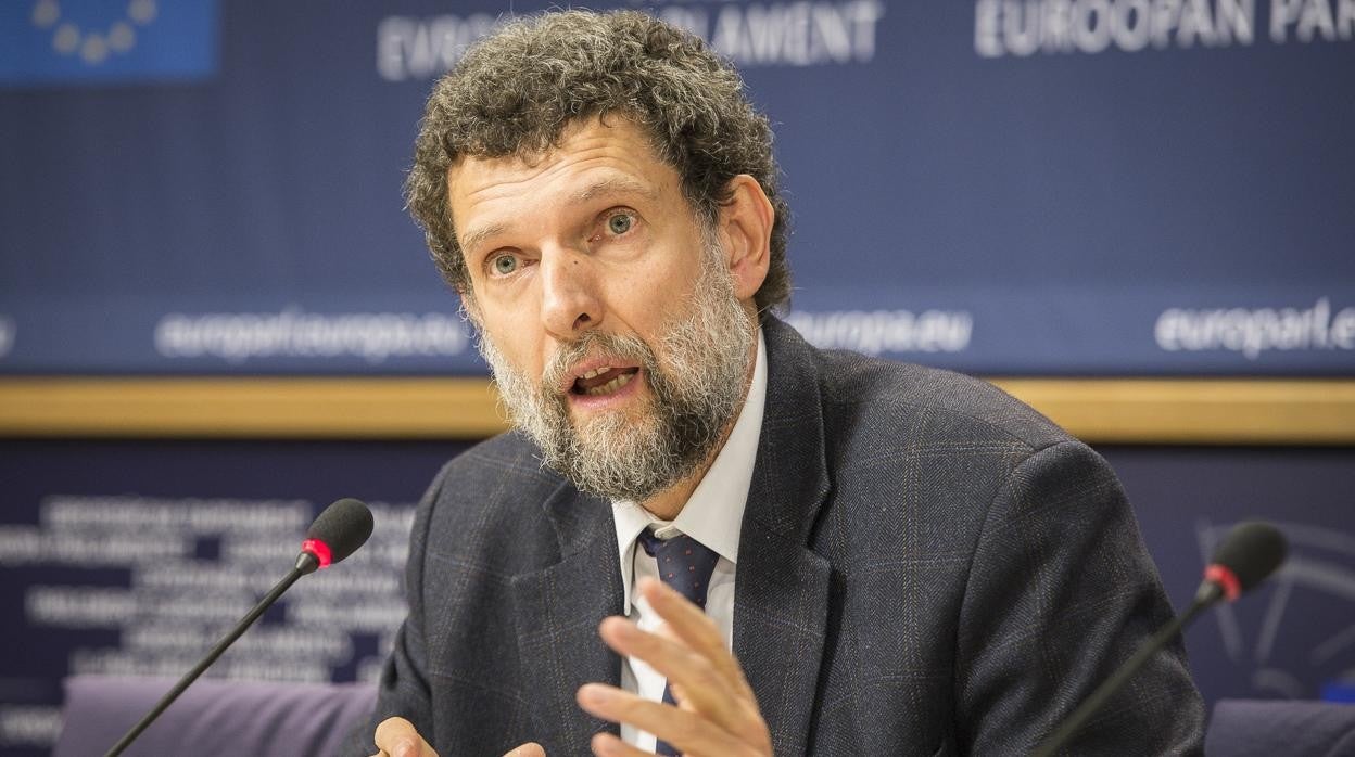 Osman Kavala, durante una rueda de prensa en el Parlamento Europeo en 2014