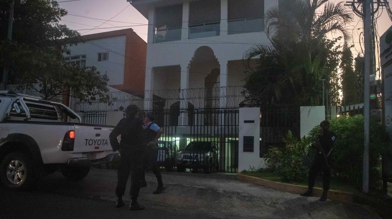 Agentes de la policía nacional este domingo ante las oficinas de la Organización de Estados Americanos (OEA), en Managua