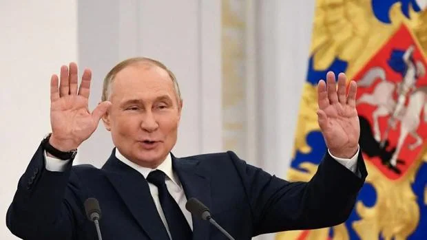 Las cinco teorías de la conspiración que Putin promovió y ha acabado creyéndose