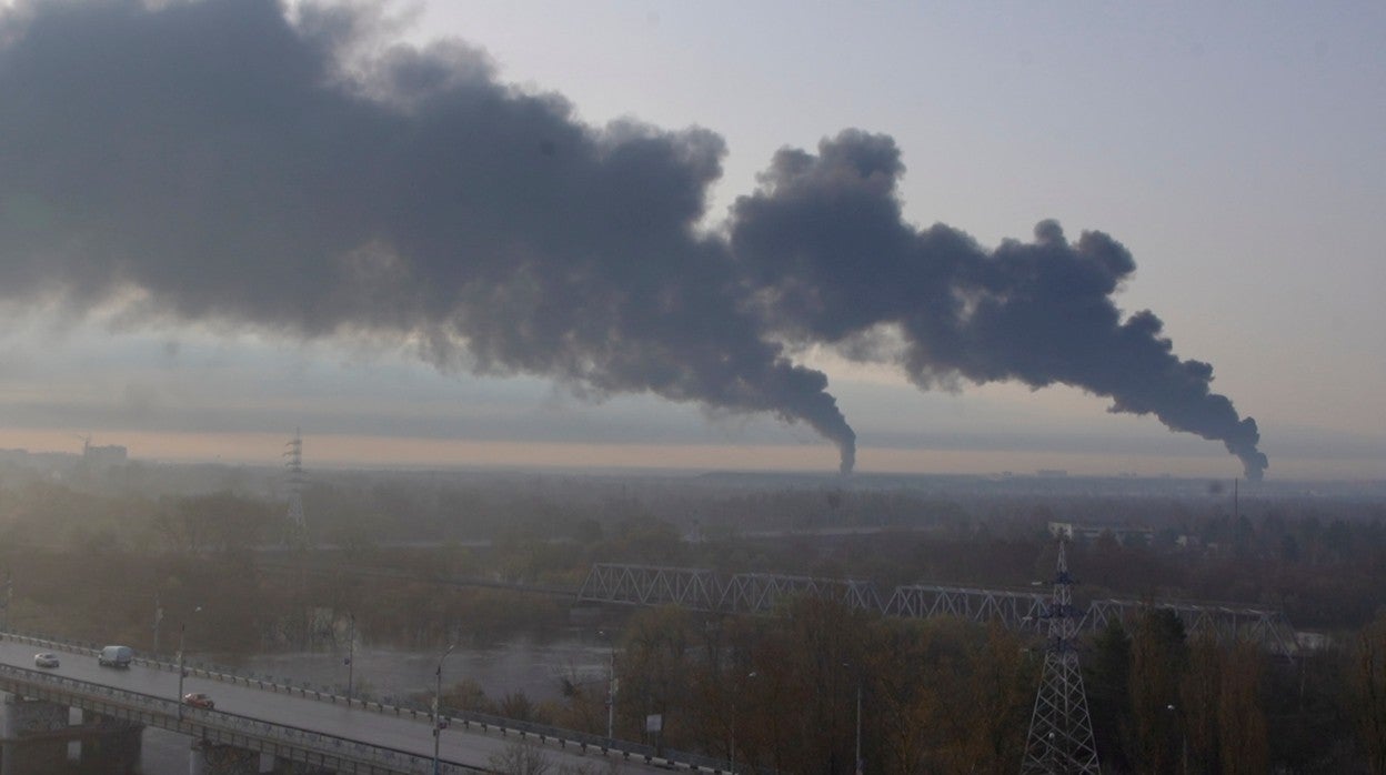 Columnas de humo se elevan tras un incendio en un depósito de petróleo en Bryansk, Rusia