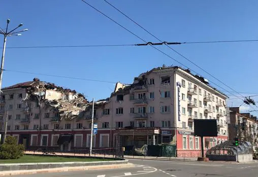 Un hotel en Chernigov, partido en dos por un misil Iskander