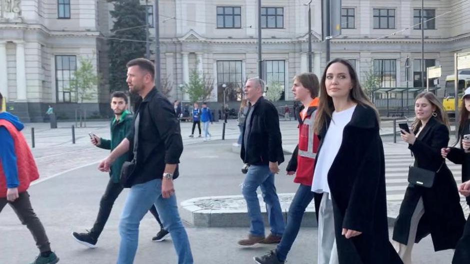 El sonido de las sirenas antiaéreas interrumpe una visita de Angelina Jolie en Leópolis