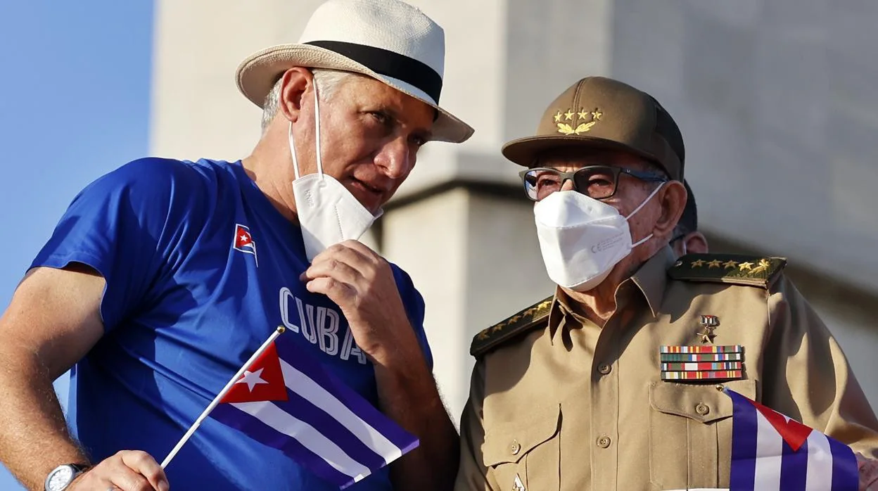 Miguel Díaz-Canel y Raúl Castro durante la celebración del 1 de Mayo en La Habana