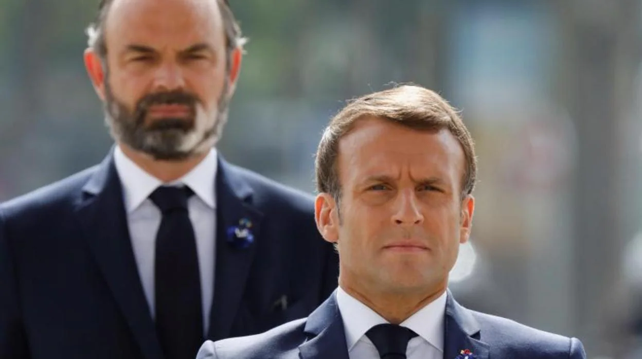 Emmanuel Macron y Edouard Philippe (detrás), del partido Horizontes, que formará parte de la confederación
