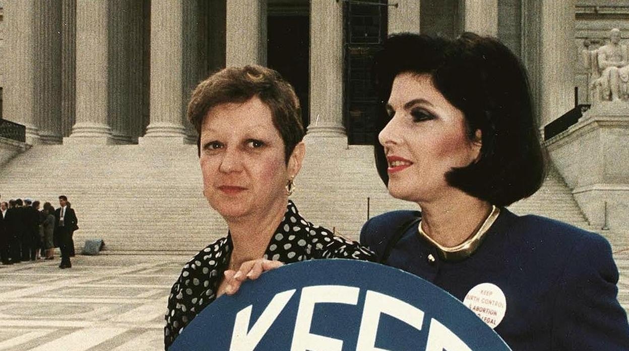 Norma McCorvey (izquierda), conocida como Jane Roe desde el histórico fallo Roe vs. Wade de 1973 que amplió el derecho al aborto en los EE.UU. A su derecha, frente al edificio de la Corte Suprema, la abogada Gloria Allred sostiene un cartel a favor del aborto
