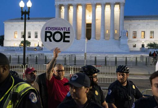La policía rodea una manifestación antiaborto hace dos días en Washington