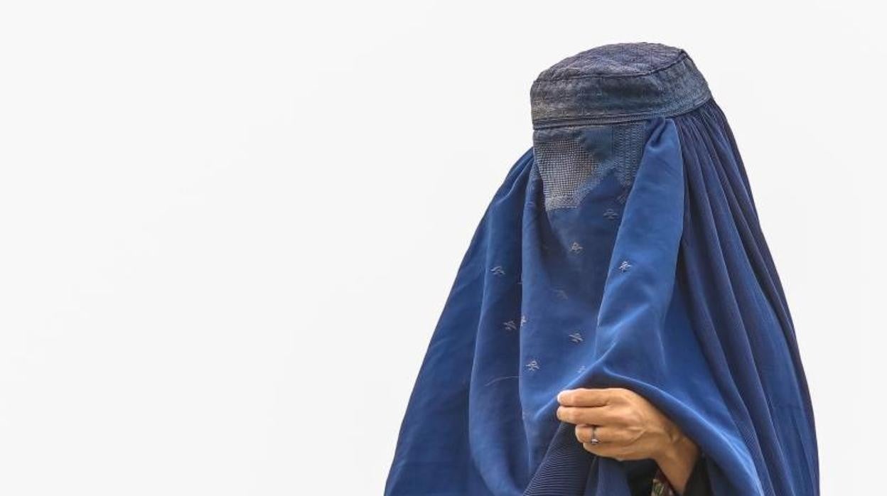 Una mujer con burka en un campo de refugiados en Kabul