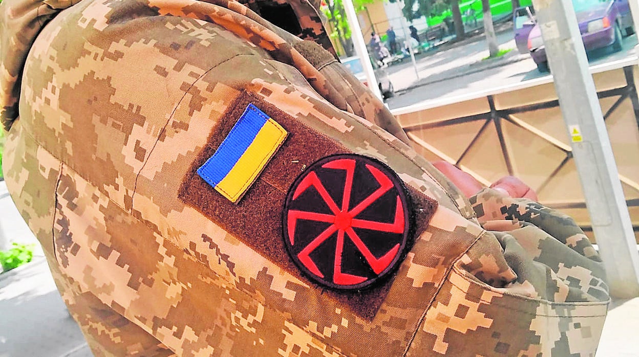 Un militar ucraniano en Sloviansk exhibe una runa como su «talismán»