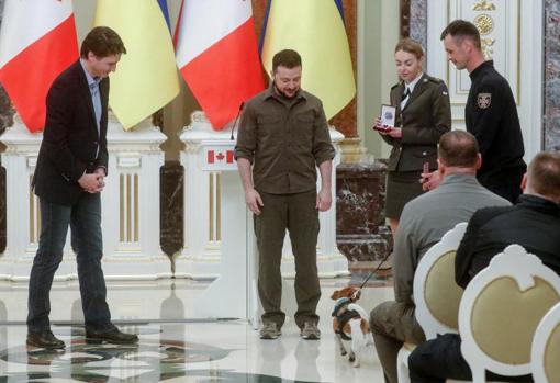 Justin Trudeau y Volodímir Zelenski durante la ceremonia de entrega