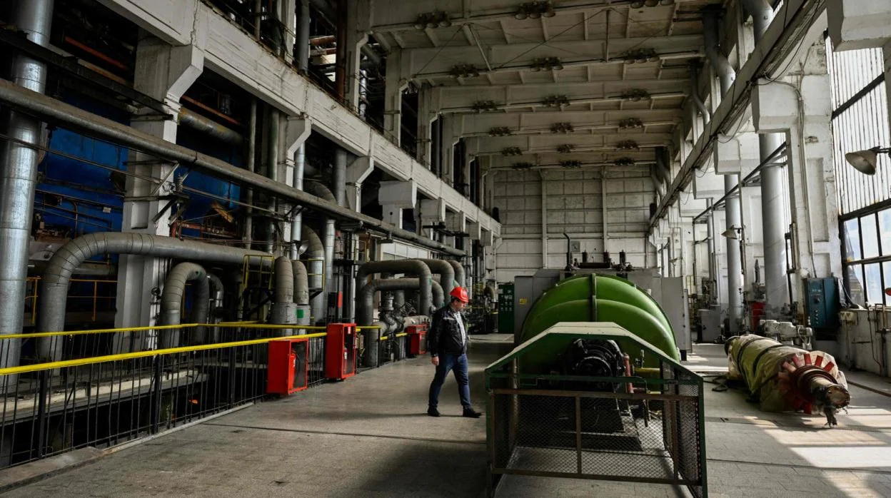 Un empleado trabaja en una instalación de gas en la central térmica de Sofia Iztok
