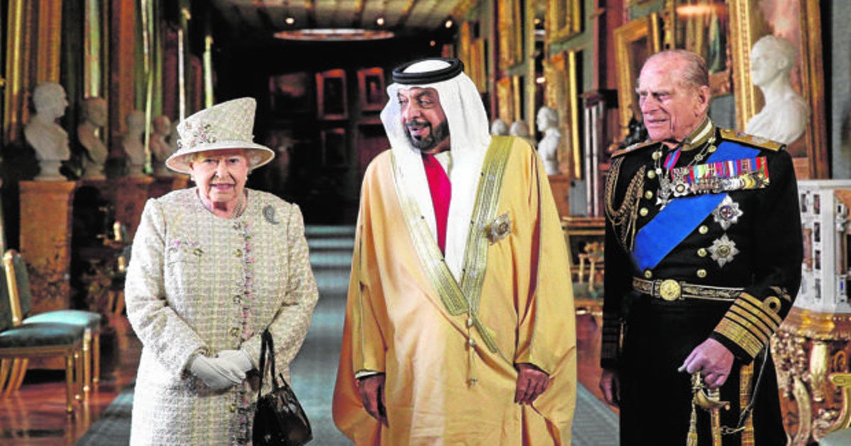 Jalifa bin Zayen junto a la Reina de Inglaterra y el duque de Edimburgo