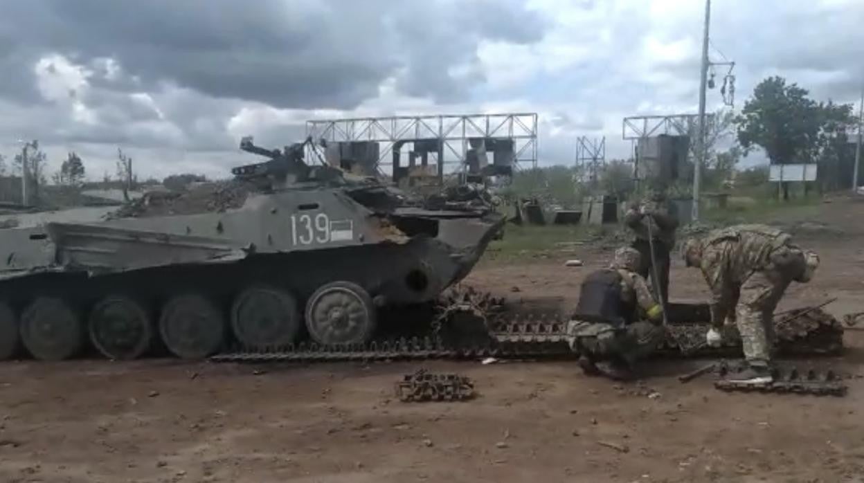 Fuerzas ucranianas preparan un carro de combate en las afueras de Járkov