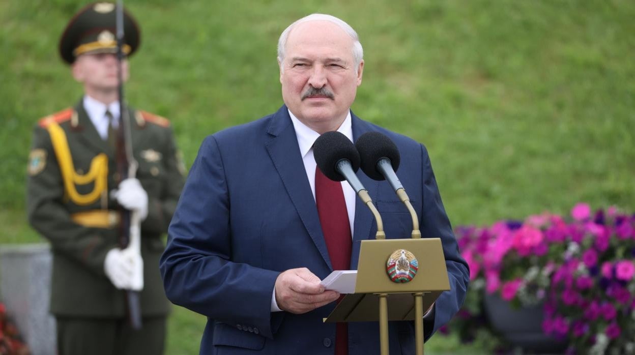 El presidente de Bielorrusia, Alexander Lukashenko, pronuncia un discurso durante una ceremonia conmemorativa de la Segunda Guerra Mundial