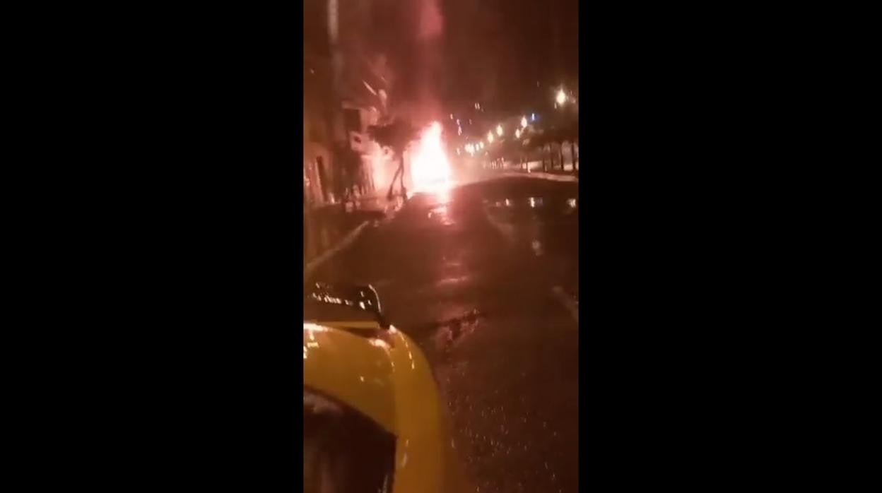 Uno de los vehículos que explosionó a dos kilómetros del otro