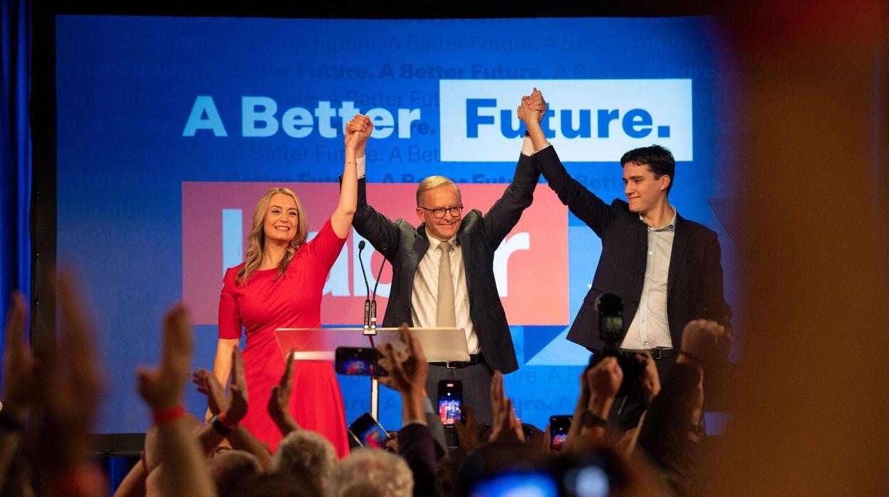 El líder laborista Anthony Albanese celebra su victoria