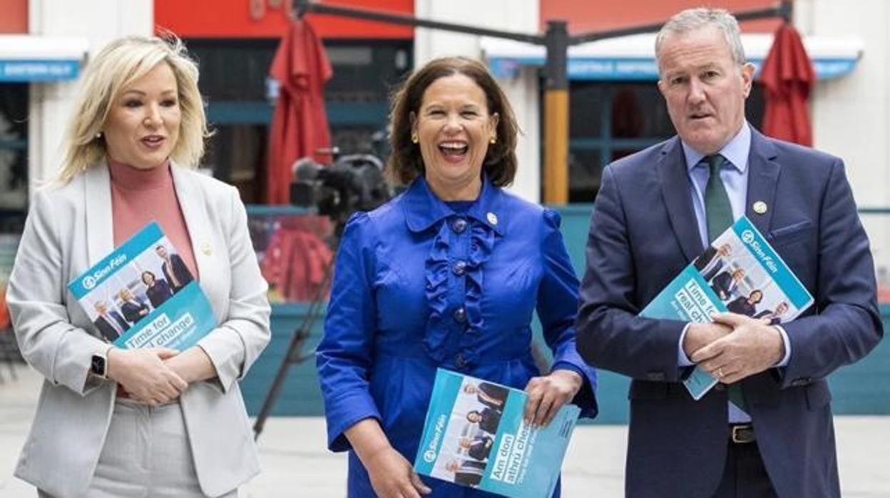 En el centro, Mary-Lou McDonald, líder del partido, acompañada por Michelle O’Neill y Conor Murphy