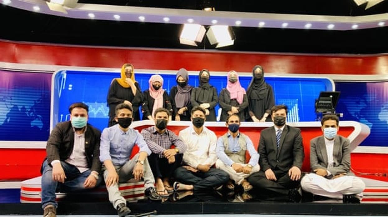 Periodistas de TOLONews, en Kabul, con la cara cubierta